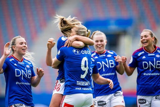Rikke Bogetveit Nygard and Elise Hove Thorsnes of Vålerenga celebrate the 1-0 goal