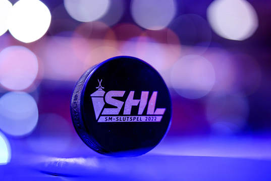 Match puck med SHL logo före kvartsfinal två i SHL mellan