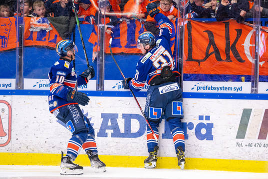 Växjös Richard Gynge och Olle Lycksell jublar