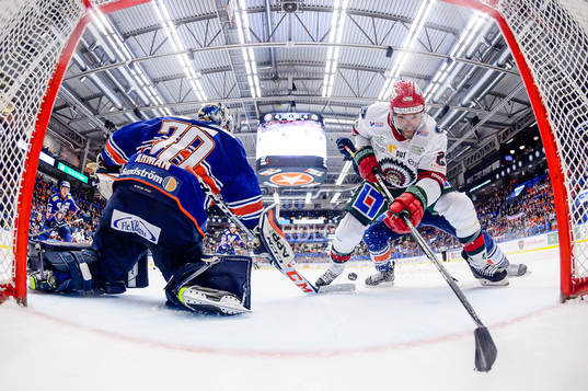 Frölundas Joel Lundqvist oroar vid Växjös målvakt Adam