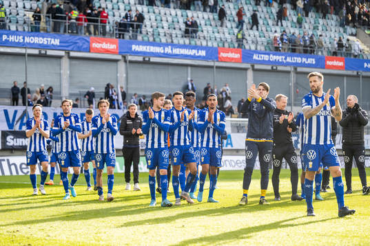 IFK Göteborgs spelare tackar publiken