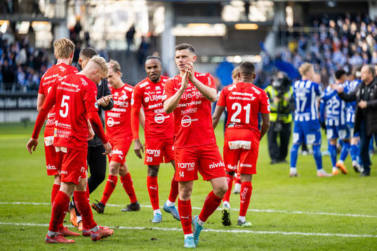 Värnamos Marcus Antonsson tackar supportrarna