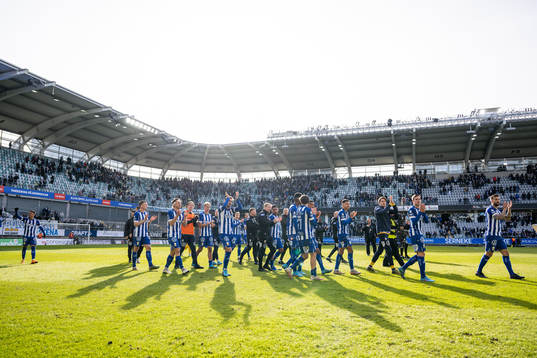 IFK Göteborgs spelare tackar publiken