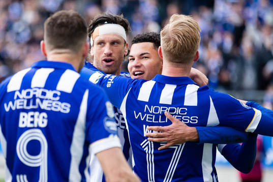 IFK Göteborgs Gustav Svensson, Alexander Jallow och Oscar Wendt jublar efter Marcus Bergs 2-1 mål