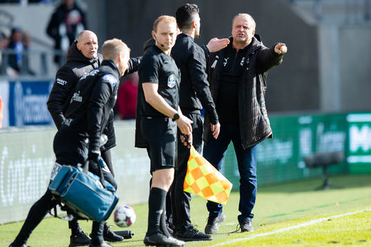 Värnamos assisterande tränare Jonas Thern reagerar på domslut