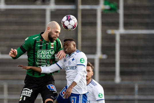 Varbergs Robin Simovic och IFK Norrköpings Abdulrazaq Ishaq