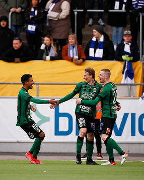Varbergs Eliton Junior, Alexander Johansson och Anton Liljenbäck jublar efter mål 0-1