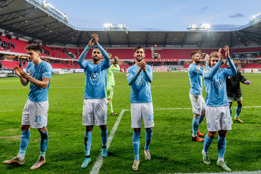 Malmö FFs Dennis Hadzikadunic , Isaac Kiese Thelin , Adi Nalic och Sebastian Nanasi jublar