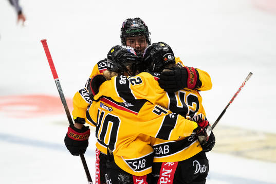 Luleås Viivi Vainikka jublar med lagkamrater