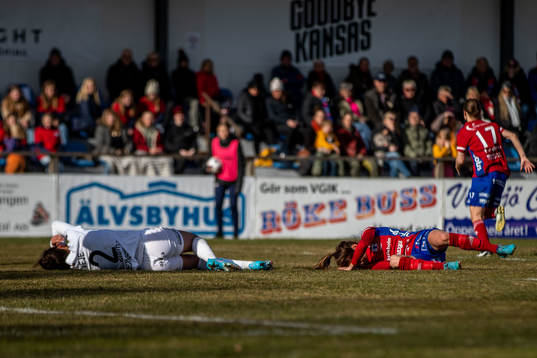 Rosengårds Katrine Veje och Vittsjös Lisa Klinga  har ont
