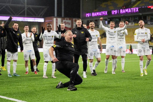 Mjällbys assisterande tränare Patrick Winqvist jublar