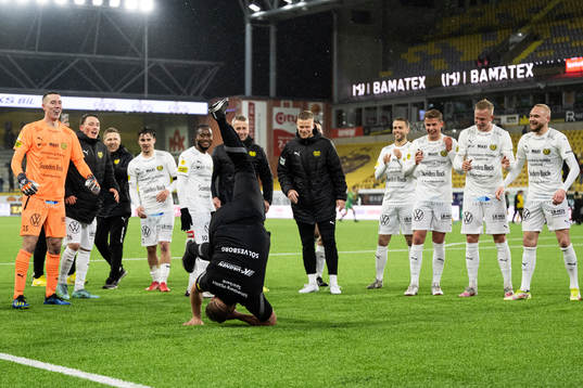 Mjällbys assisterande tränare Patrick Winqvist jublar