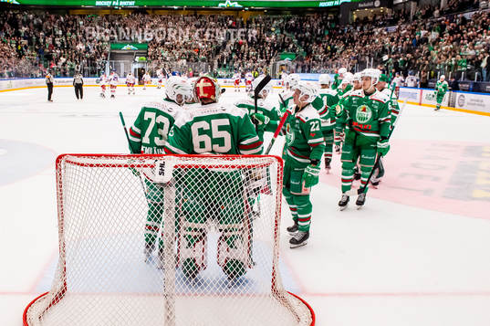 Rögles spelarna jublar