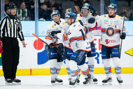 Växjös Richard Gynge jublar med lagkamrater