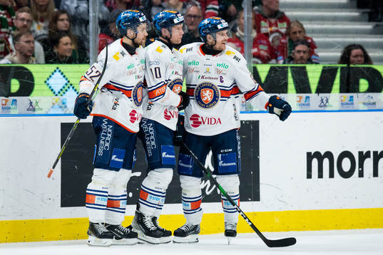 Växjös Richard Gynge (mitten) jublar ihop med Arvid