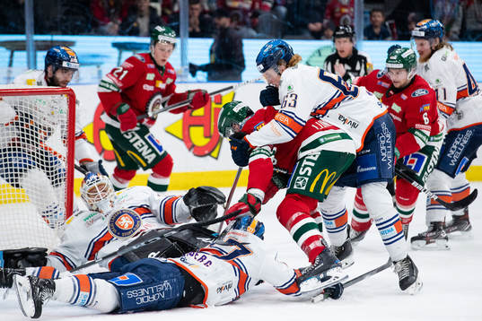 Frölundas Joel Lundqvist oroar framför Växjös målvakt