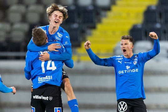 Halmstads Erik Ahlstrand och Mikael Boman jublar efter 2-2