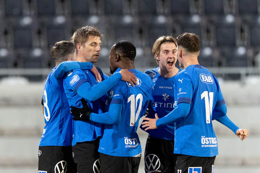 Halmstads Mikael Boman, Erik Ahlstrand, Sadat Karim och Samuel Kroon jublar efter 2-2 målet