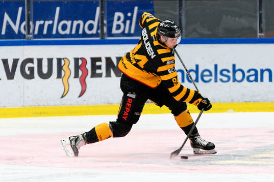 Skellefteås Linus Karlsson skjuter av klubban