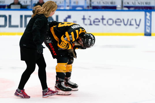 Skellefteås Jayce Hawryluk fick en puck i ansiktet och
