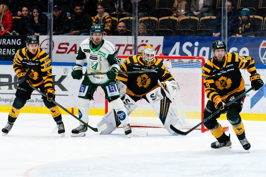 Skellefteås Michael Kapla, målvakt Strauss Mann och