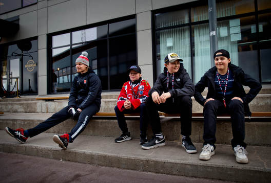 Örebros Christopher Mastomäki pratar med några ungdomar