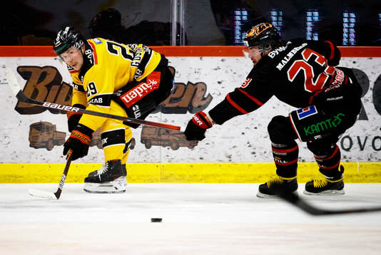Luleås Erik Gustafsson och Örebros Petr Zámorský