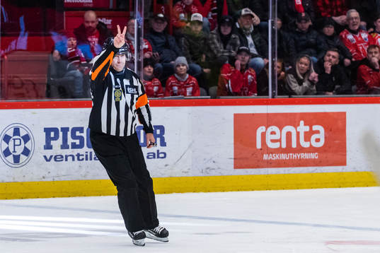 Domare Sören Persson visar tecken för två minuters