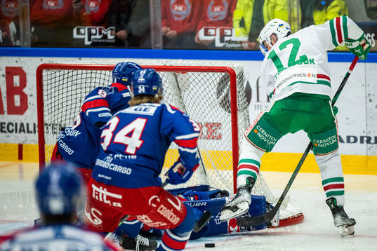 Oskarshamns Fredrik Olofsson och målvakt Tim Juel