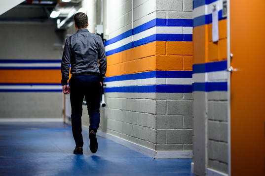 Växjös tränare Sam Hallam går i korridoren före