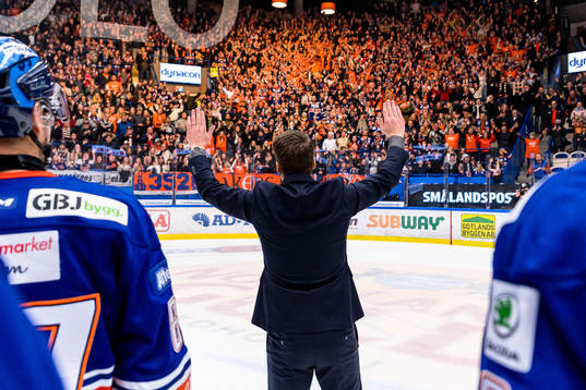 Växjös tränare Sam Hallam tackar publiken