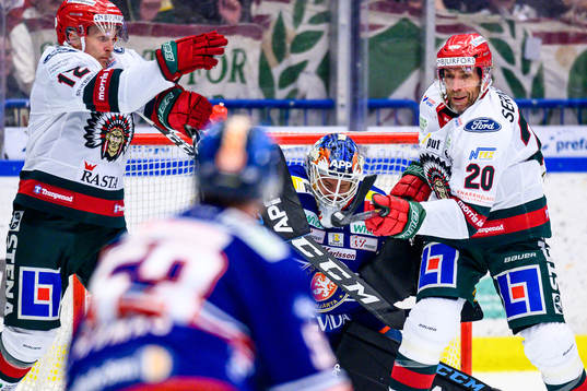 Frölundas Max Friberg och Joel Lundqvist oroar framför