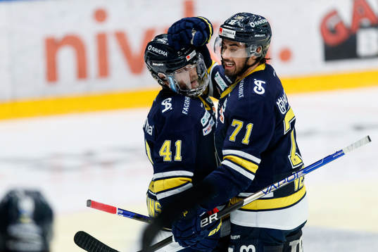 s Chad Billins jublar