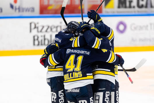 s Chad Billins jublar med lagkamrater