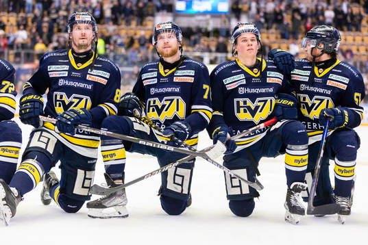s Jesper Kokkonen och Marcus Davidsson med lagkamrater