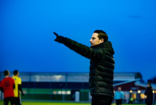 Det pekade uppåt för IFK Hässleholms tränare Johan Persson i matchen i div. 2 Södra Götaland mellan Eslövs BK och IFK Hässleholm  i Eslöv 8 april 2022.