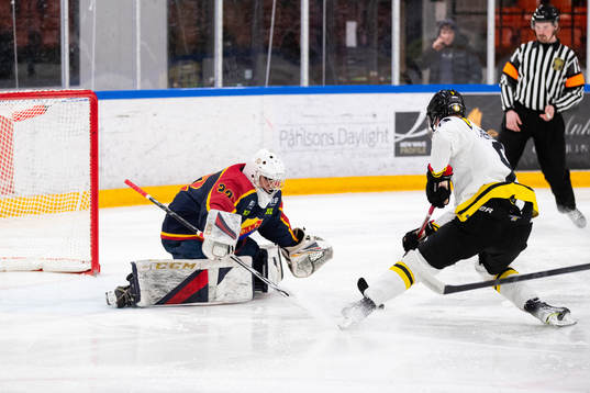 Brynäs Linus Hemström gör 0-1 på Djurgårdens målvakt