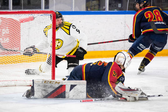 Brynäs Linus Hemström gör 0-1 på Djurgårdens målvakt