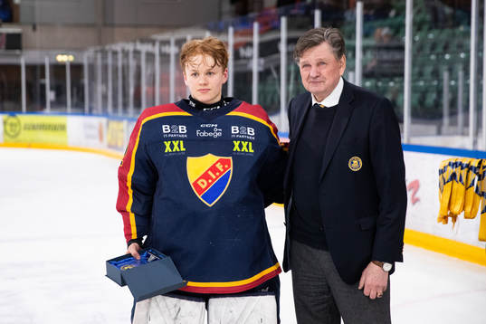 Djurgårdens målvakt Teodor Munther med pris som