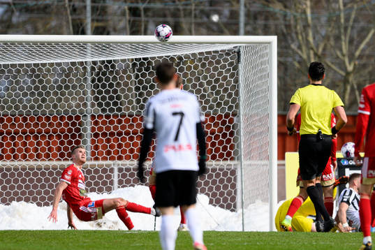 Skövdes Elias Lindell räddar en boll
