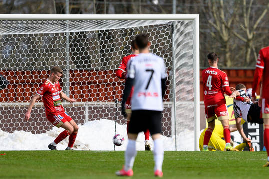 Skövdes Elias Lindell räddar en boll