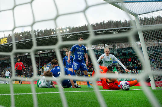 Hammarbys Gustav Ludwigson och Williot Swedberg samt Sundsvalls Forrest Lasso, Alexander Blomqvist och målvakt Andreas Andersson vid 1-4