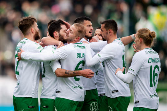 Hammarbys Simon Sandberg, Nahir Besara och Astrit Selmani, Darijan Bojanic, Loret Sadiku och Gustav Ludwigson jublar efter 0-1