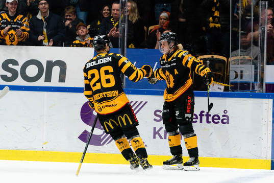 Skellefteås Jonathan Pudas och Simon Robertsson jublar