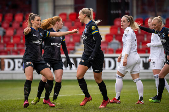 Växjös Hanna Stokki jublar efter 1-0