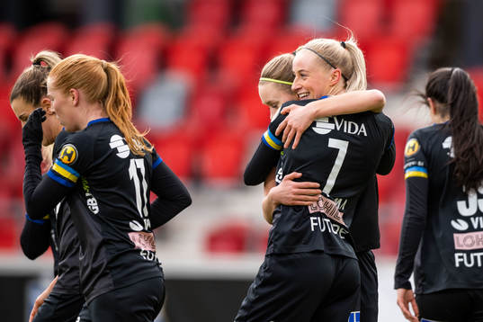 Växjös Hanna Stokki jublar efter 2-0