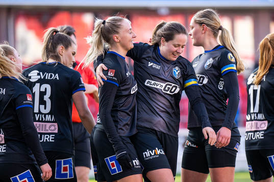 Växjös Hanna Stokki jublar efter 4-0