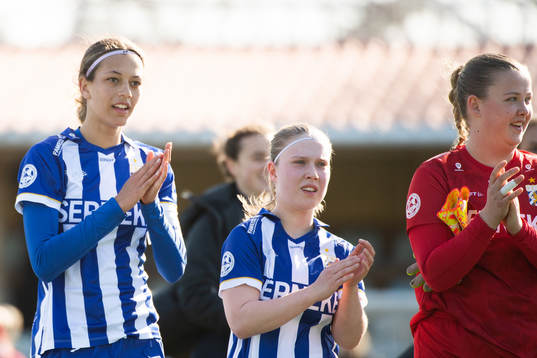 IFK Göteborgs Malva Larsson, Selma Holmberg och Målvakt Tilda Gustafsson jublar
