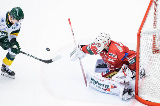 Björklövens Axel Ottosson och Modos målvakt Tex