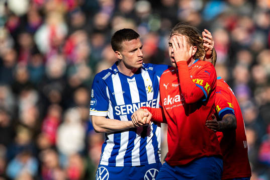 IFK Göteborgs Carl Johansson hjälper Helsingborgs Charlie